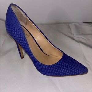 Vince Camuto "Kain" pump in a vibrant blue textured leather Size9M